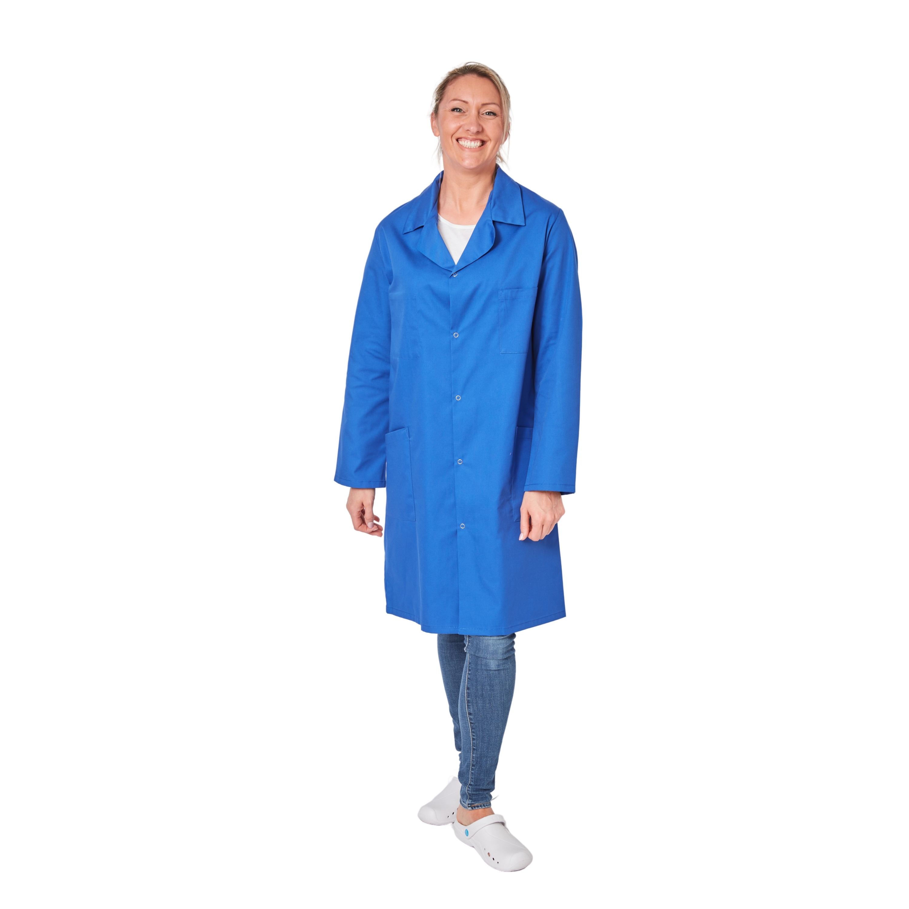 Un Homme En Blouse De Laboratoire Se Tient Dans Un Couloir D'hôpital