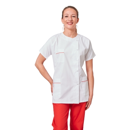 Tunique Julia blanche à liseré rouge portée avec un pantalon rouge