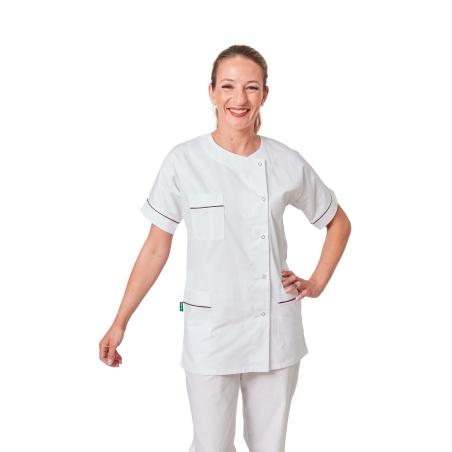 Blouse médicale blanche liseré prune Julia portée de face