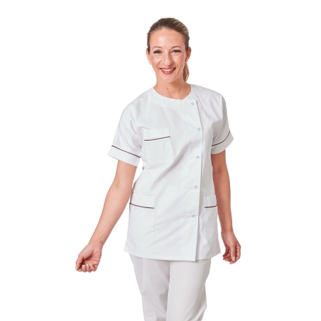 Blouse médicale blanche liseré prune portée en mouvement