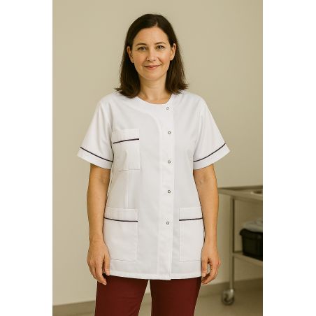 Tunique blanche liseré prune portée en établissement de soins
