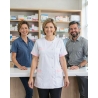 Blouse medicale Julia parement rose — mise en situation : Pharmacie, Équipe