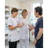 Blouse medicale Julia parement rose — mise en situation : Pharmacie, Enseignement / formation