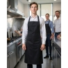 Tablier de service Noir à Broder avec Bavette et poches — mise en situation : Cuisine / restauration, Portrait individuel