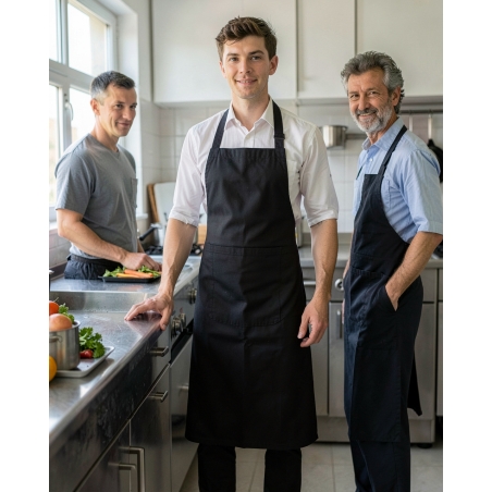 Tablier de service Noir à Broder avec Bavette et poches — mise en situation : Cuisine / restauration, Action métier