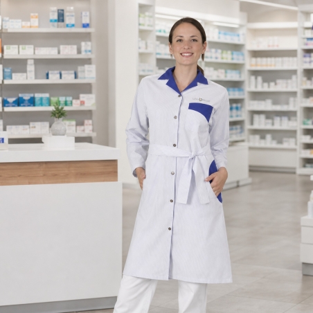 Blouse Martine portée en pharmacie — vue de face, logo brodé