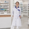 Blouse Martine portée en pharmacie — vue de face, logo brodé
