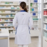 Blouse Martine portée en pharmacie — vue de dos, logo brodé