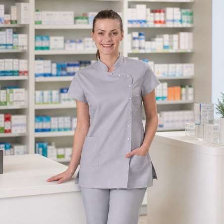 Tunique grise col mao portée en pharmacie — vue de face, logo brodé