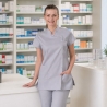 Tunique grise col mao portée en pharmacie — vue de face, logo brodé