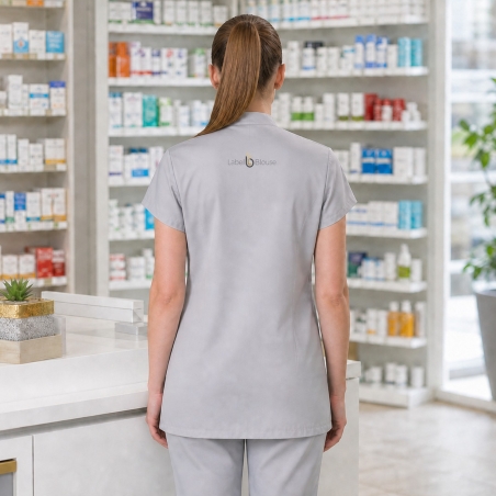 Tunique grise col mao portée en pharmacie — vue de dos, logo brodé