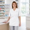 Blouse cache-cœur blanche portée en pharmacie — vue de face, logo brodé