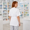 Blouse cache-cœur blanche portée en pharmacie — vue de dos