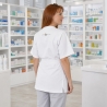Blouse cache-cœur blanche portée en pharmacie — vue de dos, logo brodé