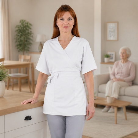 Blouse cache-cœur blanche portée en aide à domicile — vue de face