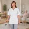 Blouse cache-cœur blanche portée en aide à domicile — vue de face