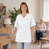 Blouse cache-cœur blanche portée en aide à domicile — vue de face, logo brodé