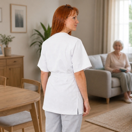 Blouse cache-cœur blanche portée en aide à domicile — vue de dos