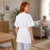 Blouse cache-cœur blanche portée en aide à domicile — vue de dos