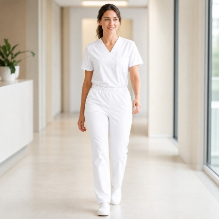 Pantalon médical blanc taille élastiquée porté par une soignante en clinique