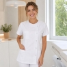 Blouse médicale femme Julia blanche portée en cabinet, pressions asymétriques