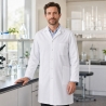Blouse blanche de chimie 100 % coton portée en laboratoire