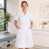 Blouse médicale femme blanche Graziella portée en cabinet