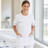 Tunique médicale Julia blanche à liseré marine portée en cabinet