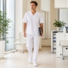 Pantalon médical mixte blanc polyester coton porté à l'hôpital