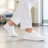 Baskets infirmière femme blanches sans lacets portées en service