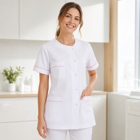 Tunique médicale femme blanche à liseré rose portée en cabinet