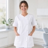 Tunique médicale blanche Saphir col trapèze portée en cabinet