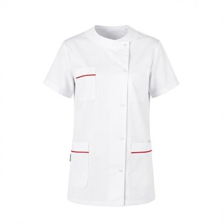 Tunique medicale finition liere rouge poches et manches — photo packshot produit sur fond blanc