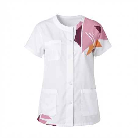Tunique de travail femme imprimé géométrique violet – Blouse médicale — photo packshot produit sur fond blanc