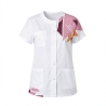 Tunique de travail femme imprimé géométrique violet – Blouse médicale — photo packshot produit sur fond blanc