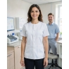 Blouse medicale Blanche fermeture centrale manche courte — mise en situation : Médical / infirmier, Portrait individuel