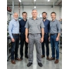Pantalon de travail homme Jackson – Poches genoux canvas Gris, coupe courte — mise en situation : Industrie, Équipe