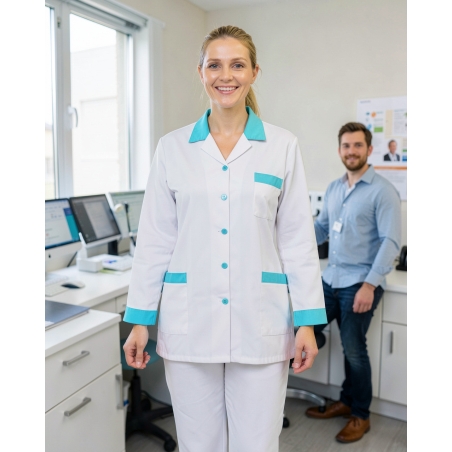 Tunique de travail medical manches longues col turquoise — mise en situation : Médical / infirmier, Portrait individuel