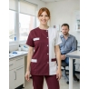 Tunique médicale couleur bordeaux hauteur 90 — mise en situation : Médical / infirmier, Portrait individuel