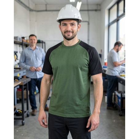 T-shirt de travail bicolore vert et noir — mise en situation : Industrie, Portrait individuel