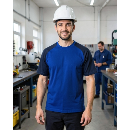T-shirt de travail bicolore bleu roi et marine — mise en situation : Industrie, Portrait individuel