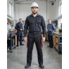 Pantalon de travail D-Mach noir et rouge — mise en situation : Industrie, Portrait individuel