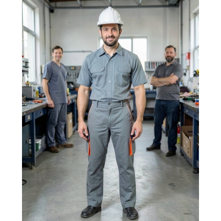 Pantalon de travail D-Mach gris et orange — mise en situation : Industrie, Portrait individuel