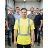 T-shirt haute visibilité jaune fluo de travail — mise en situation : Industrie, Équipe