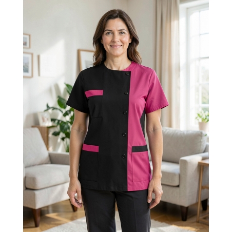 Blouse aide à domicile Julia bicolore Noir et Fuchsia — mise en situation : Aide à domicile, Portrait individuel