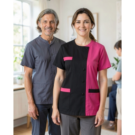 Blouse aide à domicile Julia bicolore Noir et Fuchsia — mise en situation : Aide à domicile, Équipe