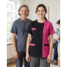Blouse aide à domicile Julia bicolore Noir et Fuchsia — mise en situation : Aide à domicile, Équipe