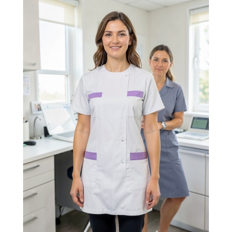 Tunique médicale col rond Violet aux poches — mise en situation : Médical / infirmier, Portrait individuel