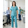 Pantalon infirmiere turquoise — mise en situation : Médical / infirmier, Portrait individuel