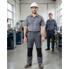 PBV Pantalon de travail TYPHON LIGHT GRIS/NOIR Sans metal — mise en situation : Industrie, Portrait individuel